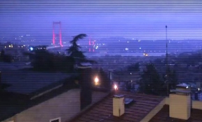 Şimşekler, 15 Temmuz Şehitler Köprüsü'nde büyüleyici manzaralar oluşturdu