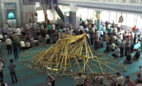 Cami cemaatinin üzerine avize düştü: 11 yaralı