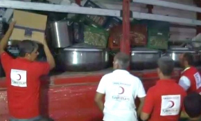 Türk Kızılayı Cerablus'ta sıcak yemek dağıttı