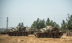 Tank ve zırhlı personel taşıyıcılar sınırın Türkiye tarafında bekliyor