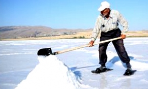 Ekmeğini yarım asırdır tuzdan çıkarıyor