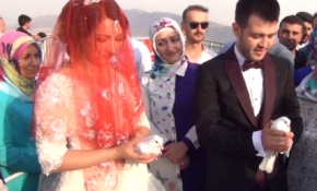 Bin 200 metre yükseklikteki terasta nikah