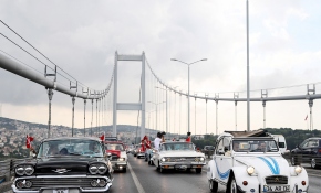 30 Ağustos'u 'zafer ve demokrasi konvoyu' ile kutladılar