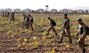 Darbeci askerler malzemelerini tarlada bırakıp kaçtı