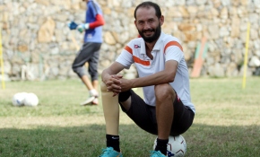 Bir ayağı protezli antrenörün futbol tutkusu