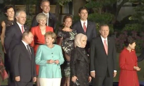 Akşam yemeği öncesi aile fotoğrafı