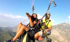 Gökyüzünde nişanlısı için keman çaldı