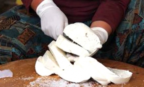 Yayladan sofraya Erzincan tulum peyniri