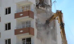 Terör mağdurlarının yaşadığı bina DBP'li belediye tarafından yıkıldı