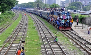 Bangladeş'te trene yoğun ilgi