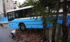 Kaza yapan halk otobüsü apartmanın bahçesine girdi
