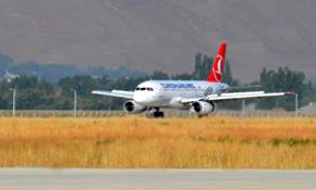 Yüksekova'ya 13 ay aradan sonra ilk yolcu uçağı indi