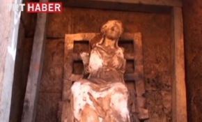 Ana Tanrıça Kibele heykeline ziyaretçi akını