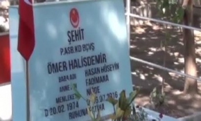 Oğlundan önce kahraman astsubay Halisdemir'in kabrine gitti