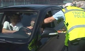 Polis, sürücülere bayram şekeri ikram etti