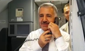 Bakan Arslan, uçakta yolcuların bayramını kutladı