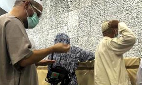 Hacılar Mina'da şeytan taşlamaya devam ediyor