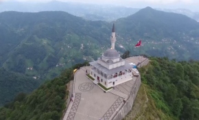 Cumhurbaşkanı Erdoğan'ın açtığı camiye ziyaretçi akını