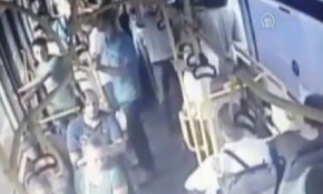 Hemşirenin otobüste darp edilmesi güvenlik kameralarınca kaydedildi