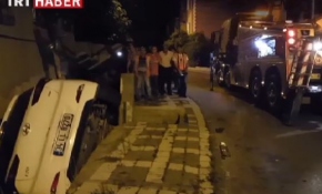 Otomobil, apartman ile yol arasındaki boşluğa düştü