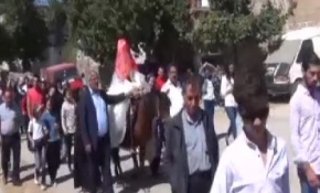 Damadı çatıya çıkaran gelenek düğünlere renk katıyor