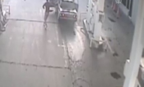 Alev alan otomobil güvenlik kamerasınca kaydedildi