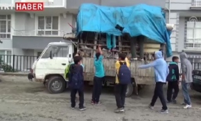 Kamyonet kasasına bağlı köpeği çocuklar kurtardı