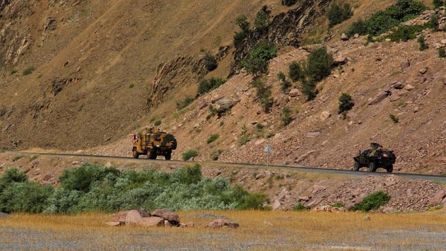 Yol kesen teröristler 2'si asker 4 kişiyi kaçırdı