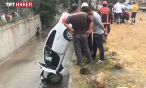 Dereye düşen aracın sürücüsü yaralandı