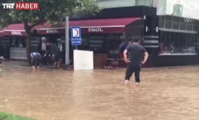 Trabzon'da şiddetli yağış, su baskınlarına neden oldu