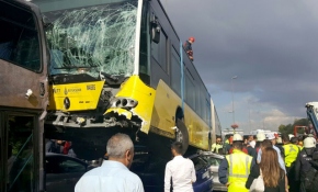 İstanbul'daki metrobüs kazası güvenlik kamerasında
