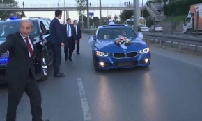 Başbakan Yıldırım düğün konvoyunu durdurdu