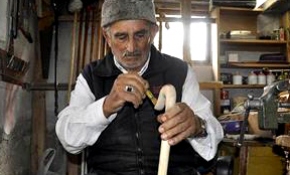 Evlatlarının acısını baston yaparak dindirmeye çalışıyor