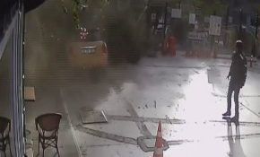 İş makinesinin çarpığı ağaç otomobilin üzerine düştü