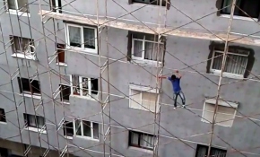 İş güvenliğini hiçe sayıp 6 katlı binadan böyle indi