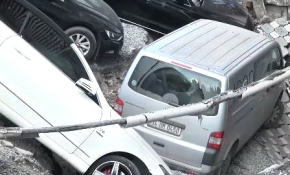 Güngören'de kaldırım çöktü