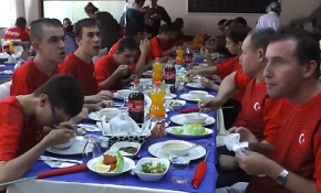 Aşçı adayları yemeklerini 'down sendromlu' çocuklarla paylaştı