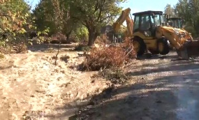 Sulama kanalı taştı, ev ve ahırları su bastı