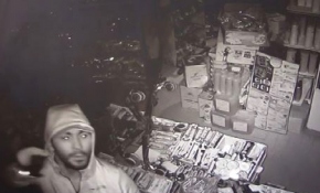 Marketten hırsızlık güvenlik kamerasında