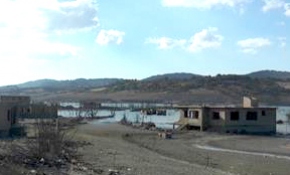 Barajdaki su azalınca köy ortaya çıktı