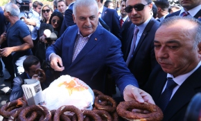 Başbakan Yıldırım'dan esnaf ve vatandaş ziyareti