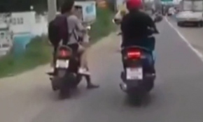 Pes dedirten motosikletli