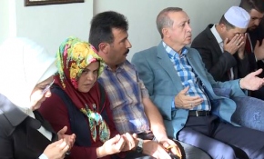 Cumhurbaşkanı Erdoğan'dan 15 Temmuz şehitlerine taziye ziyareti