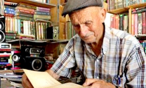 Kütüphaneye dönüştürülen bakkala kitap yağıyor