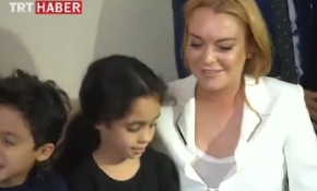 Lohan Suriye'li aileyi ziyaret etti
