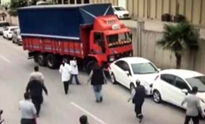 Kalp krizi geçiren sürücünün kaza anı kamerada