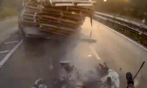 Tır otomobili böyle biçti