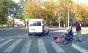 Bebek arabadan böyle düştü