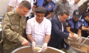 Hakkari'de polis aşure dağıttı