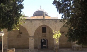 Üç dine hizmet eden mabet, manevi atmosferiyle büyülüyor